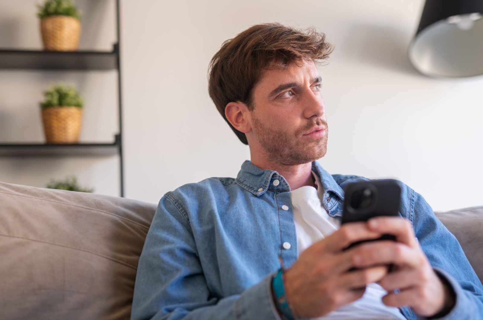 mann erfindet szenarios im kopf