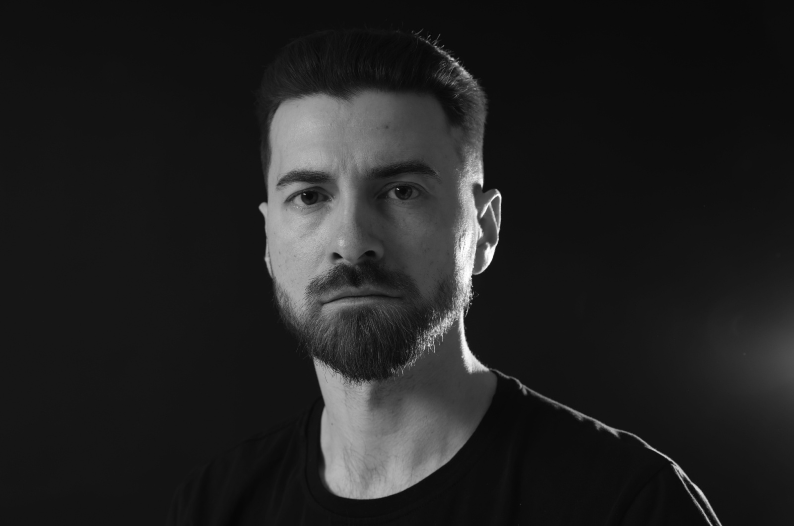 mann ernstes gesicht