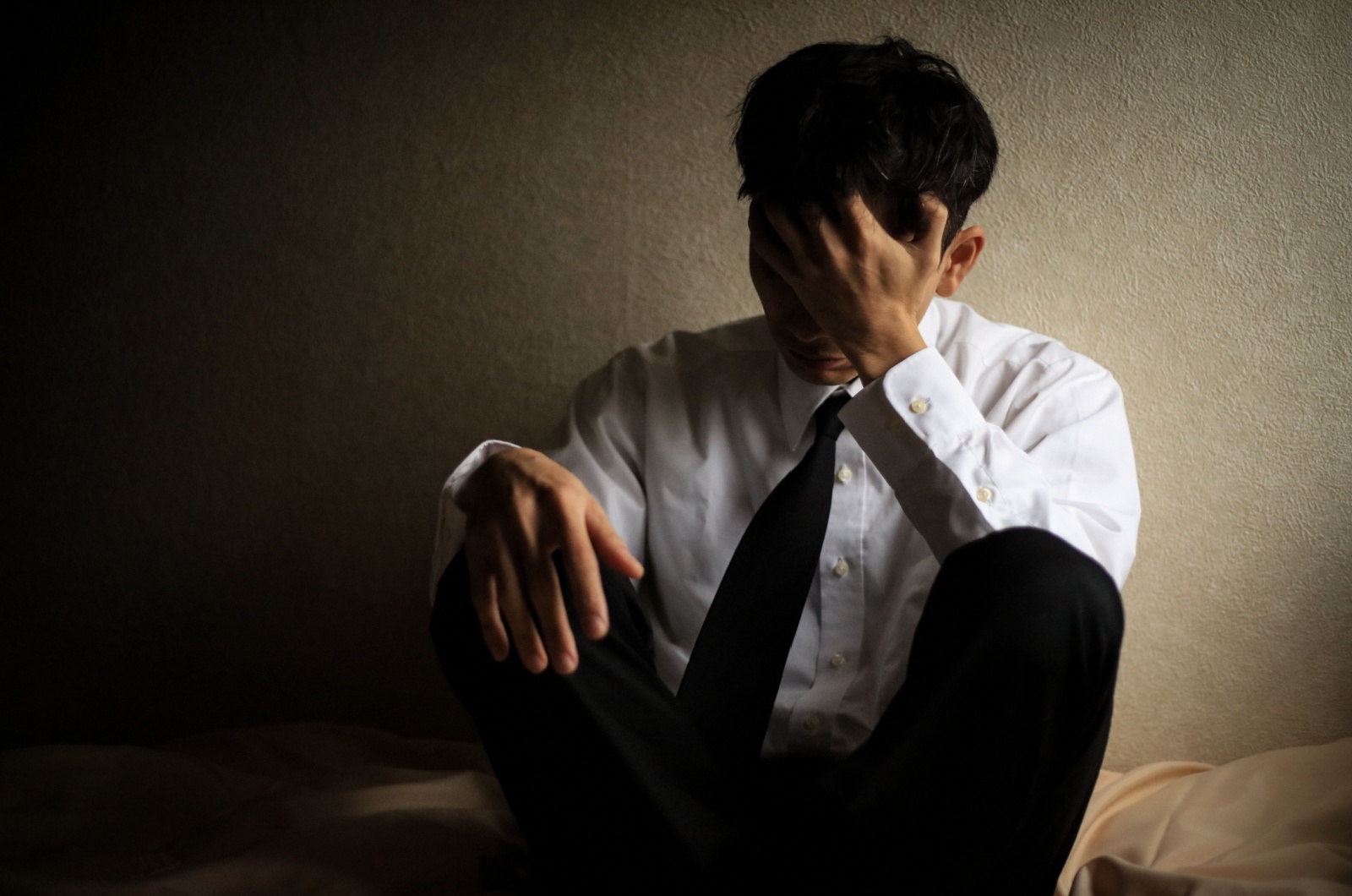 mann erschoepft und allein