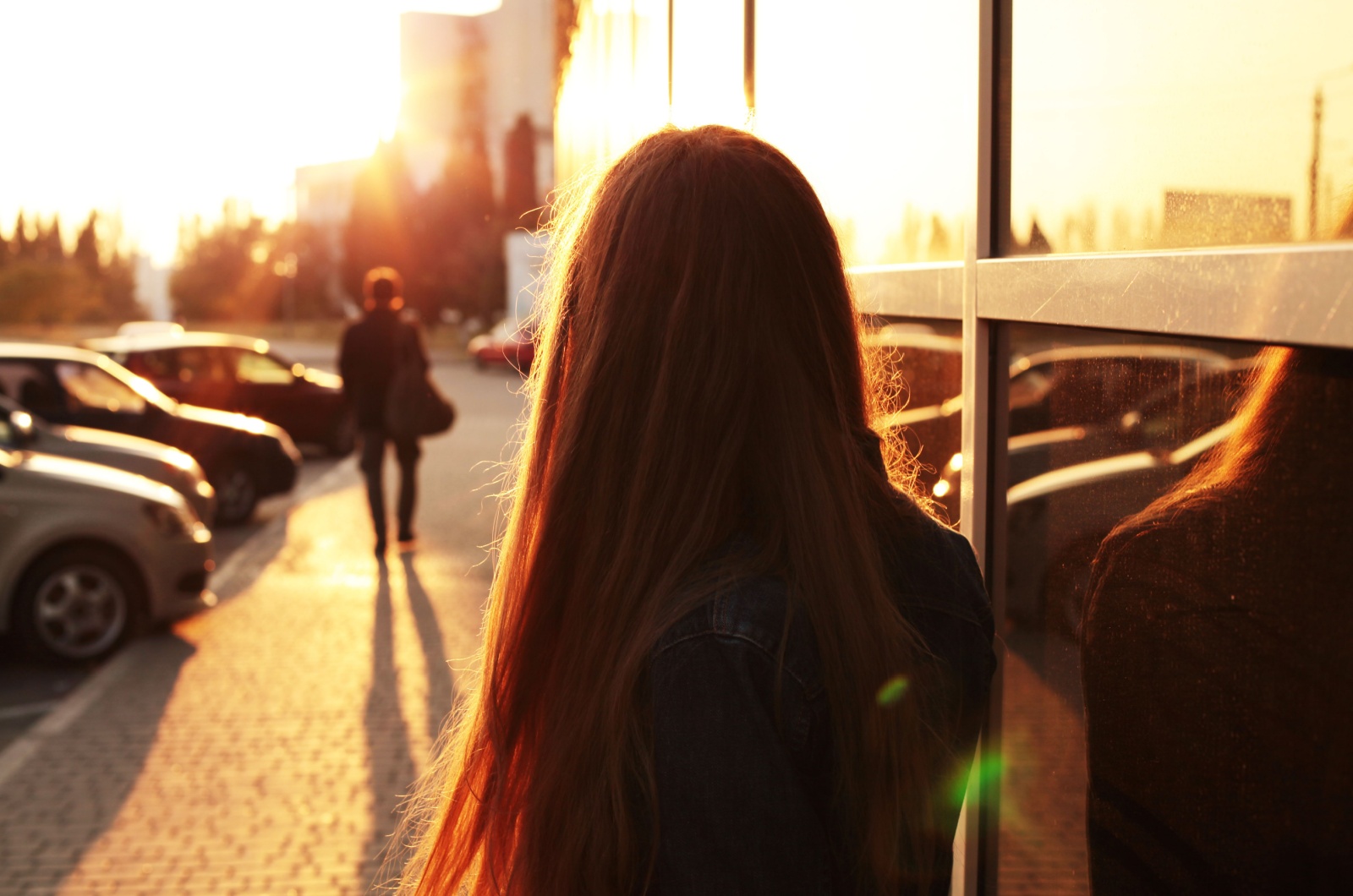 mann geht weg von frau