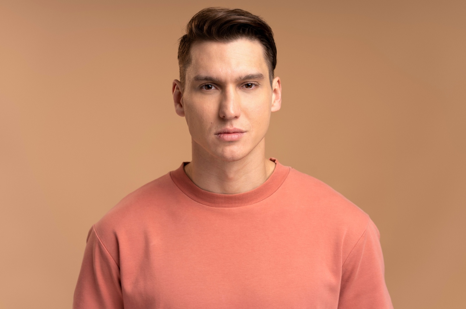 mann im rosa oberteil