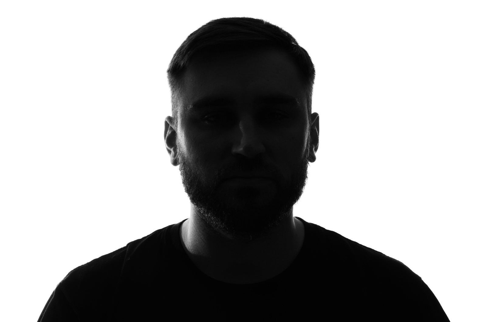 mann in schwarz weiss