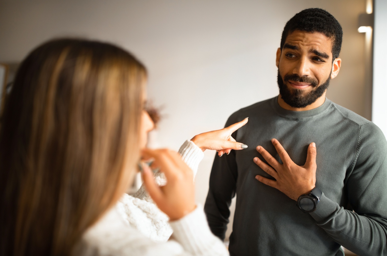mann iritiert von frau
