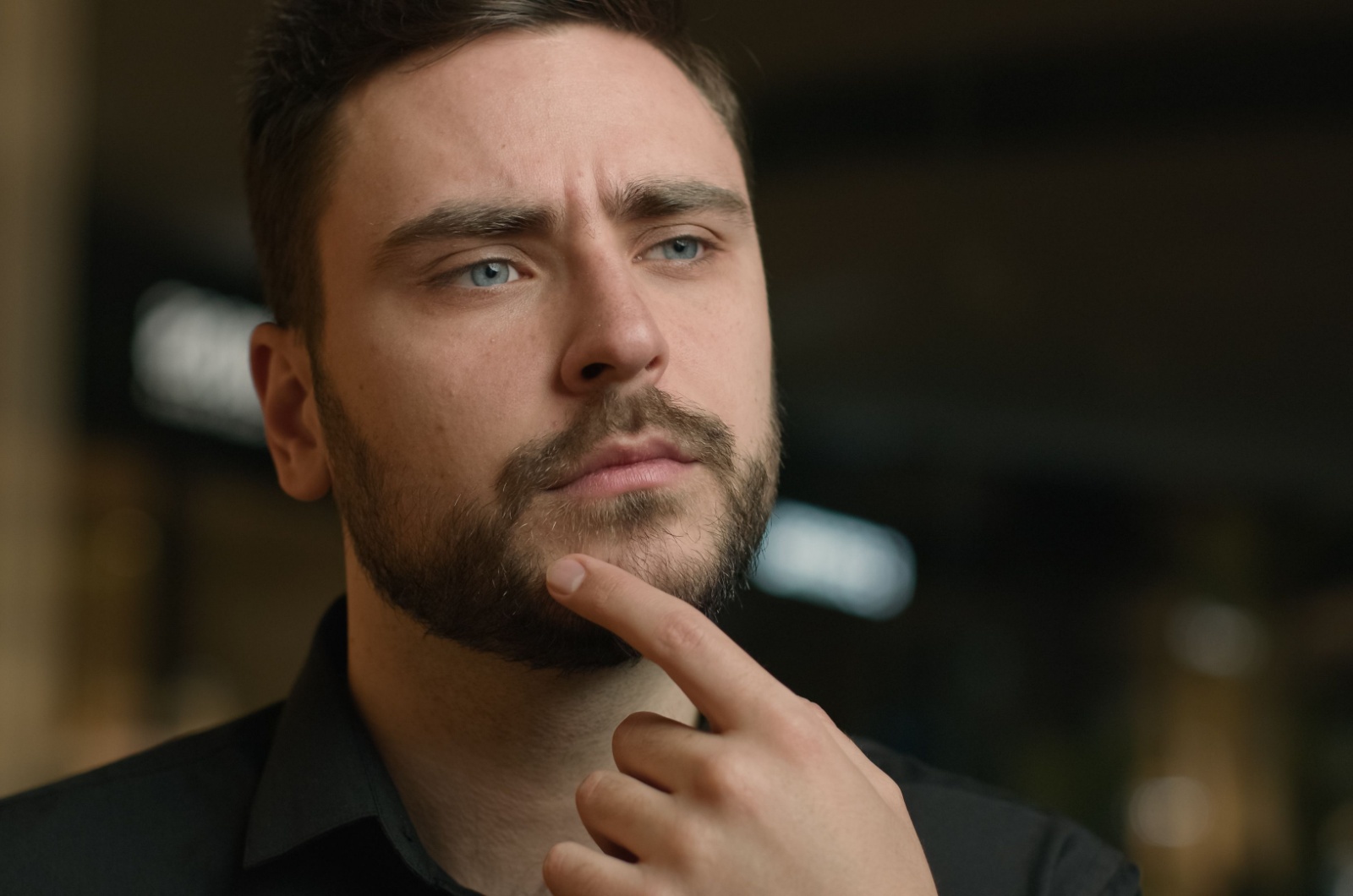 mann mit blauen augen und bart