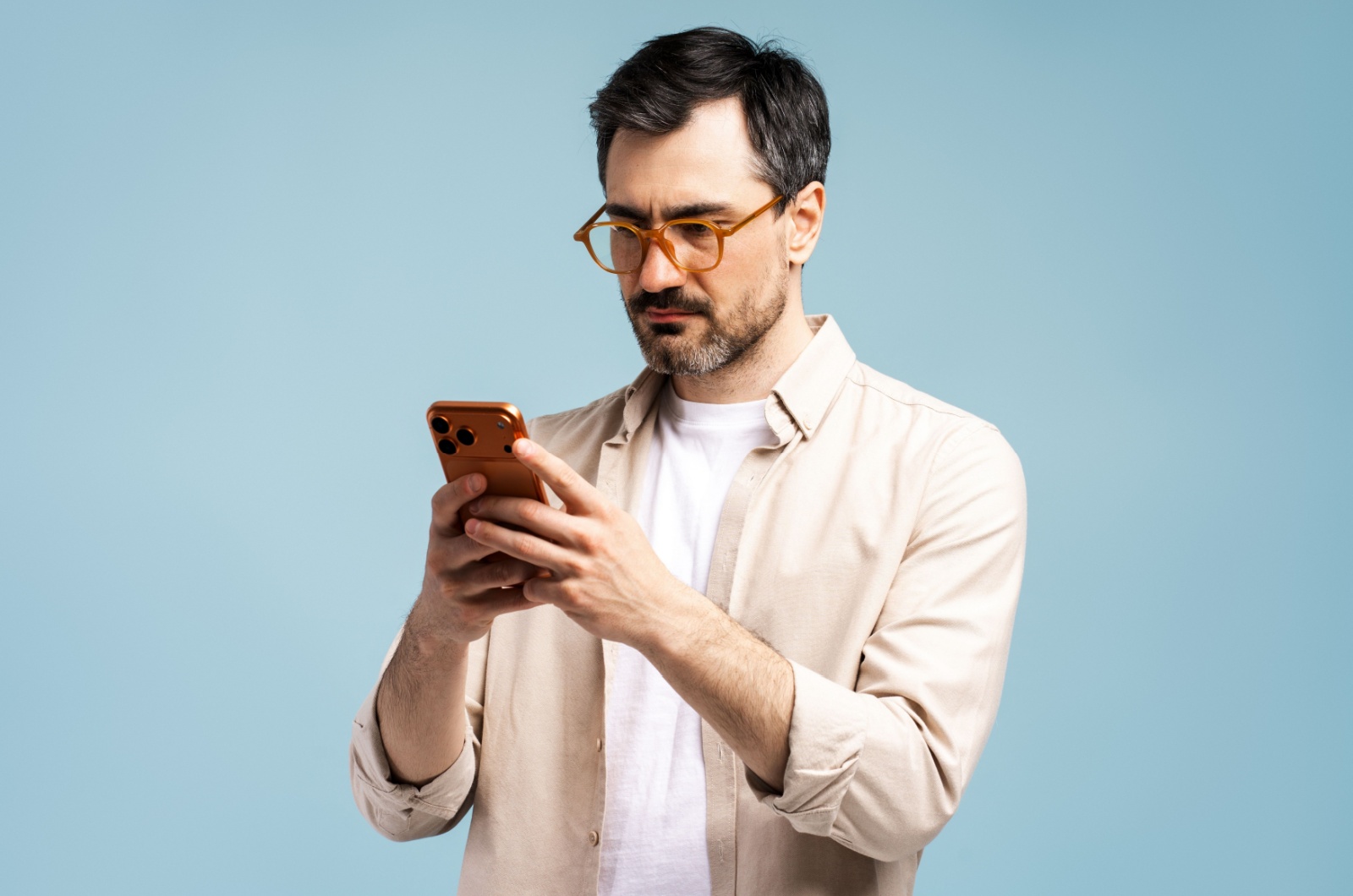 mann mit brille und handy
