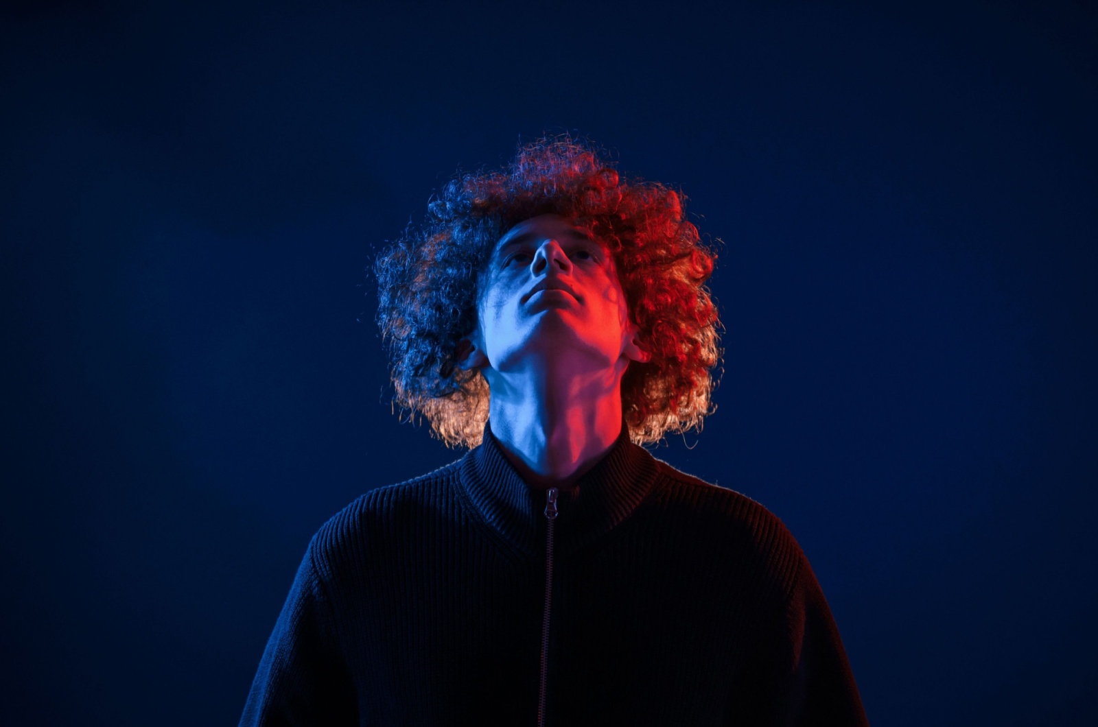 mann mit langen lockigen haaren