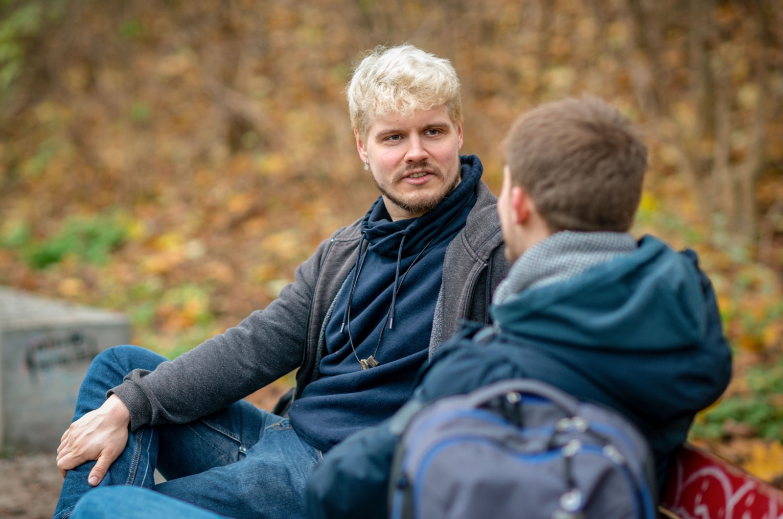 mann redet mit freund