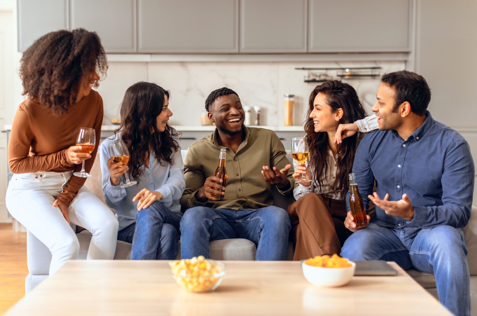 mann redet mit gruppe