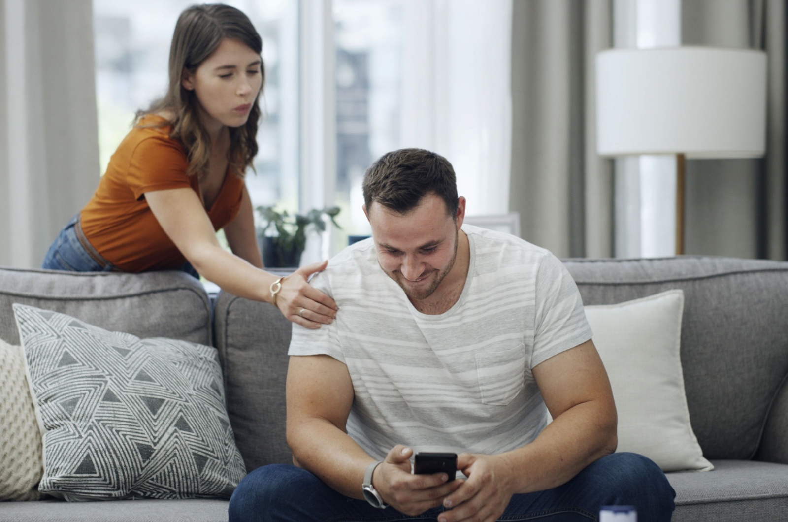 frau ruft mann am handy