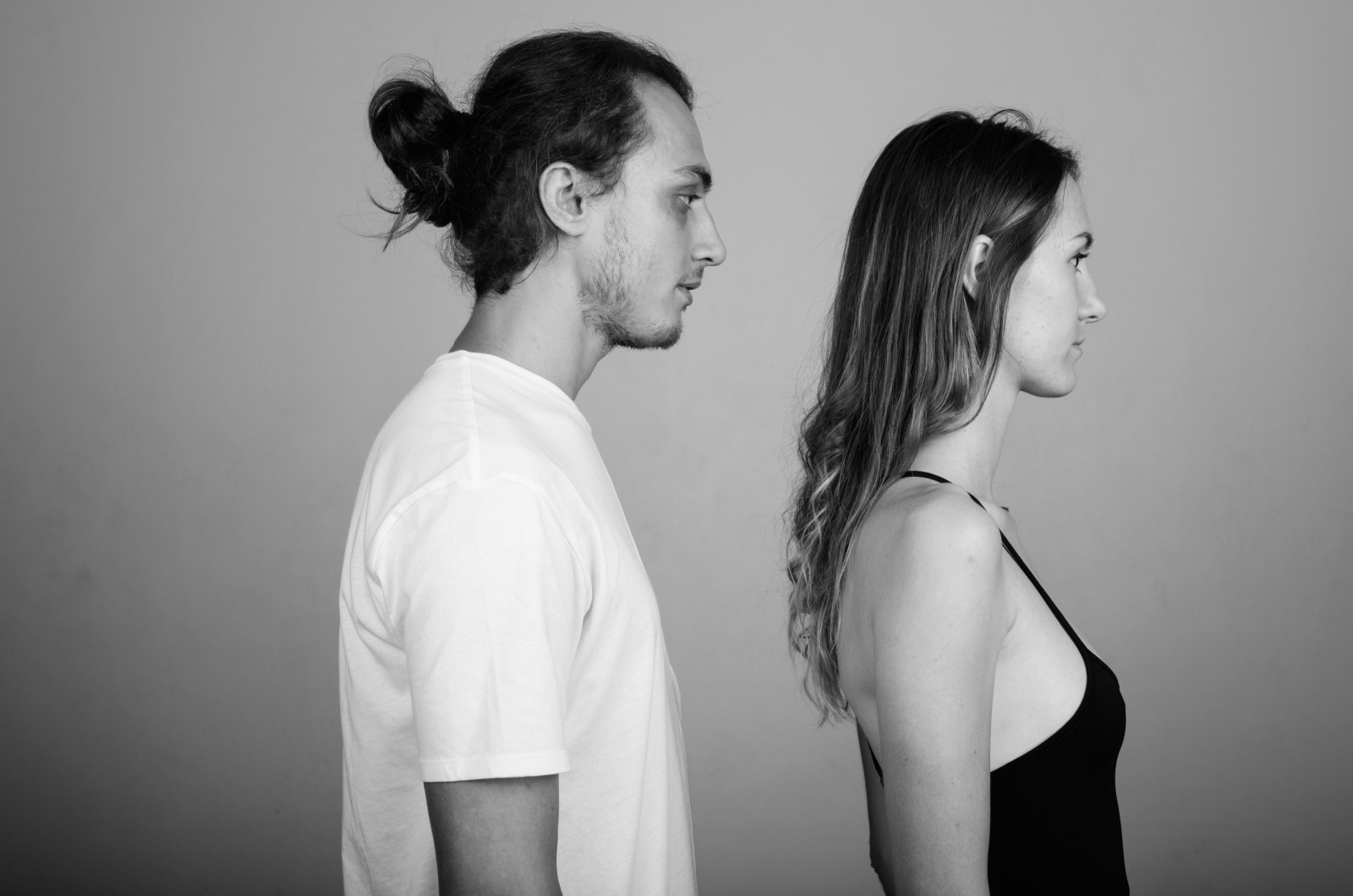 mann steht hinter einer frau