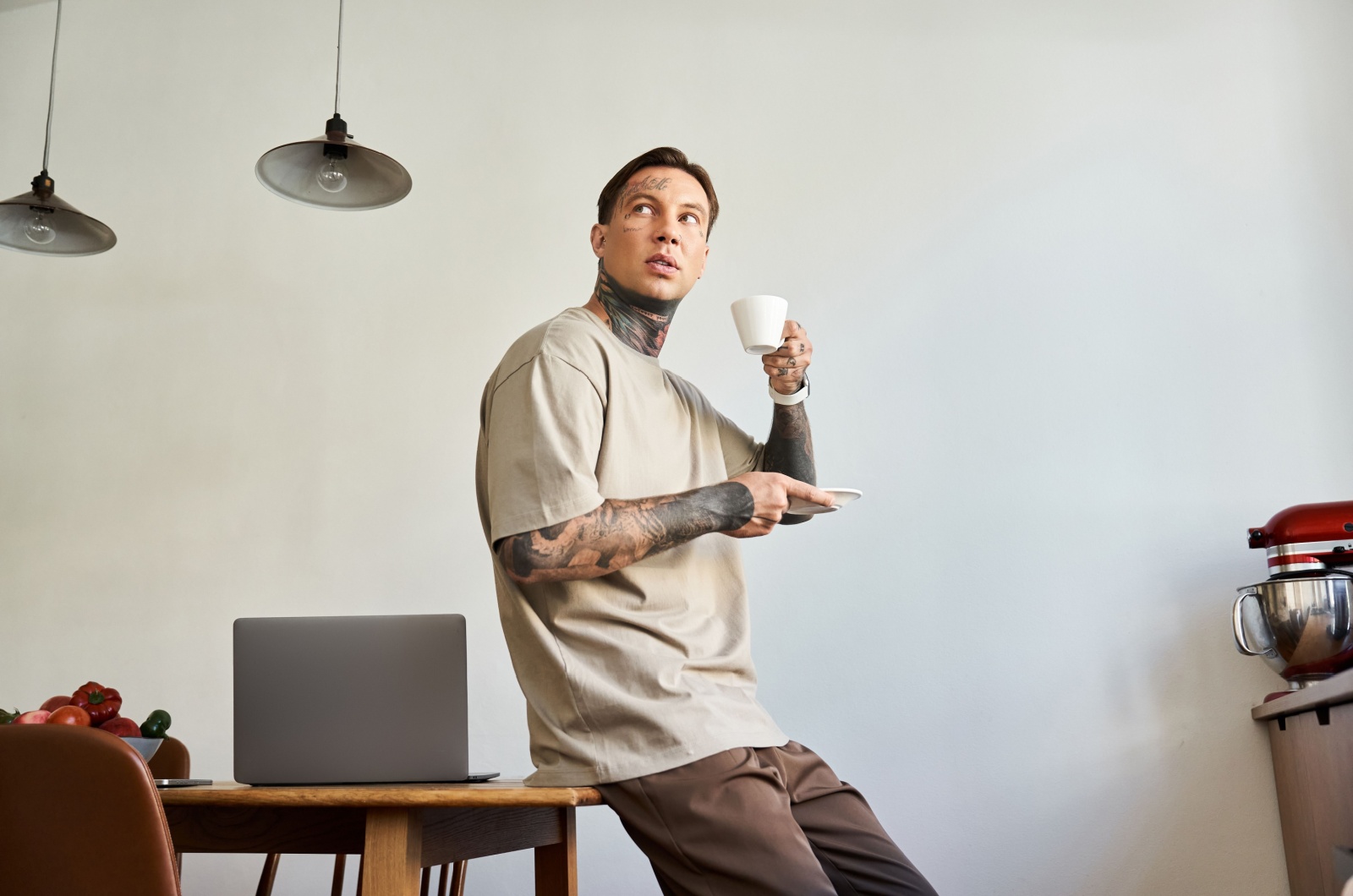mann trinkt kaffe in der kueche