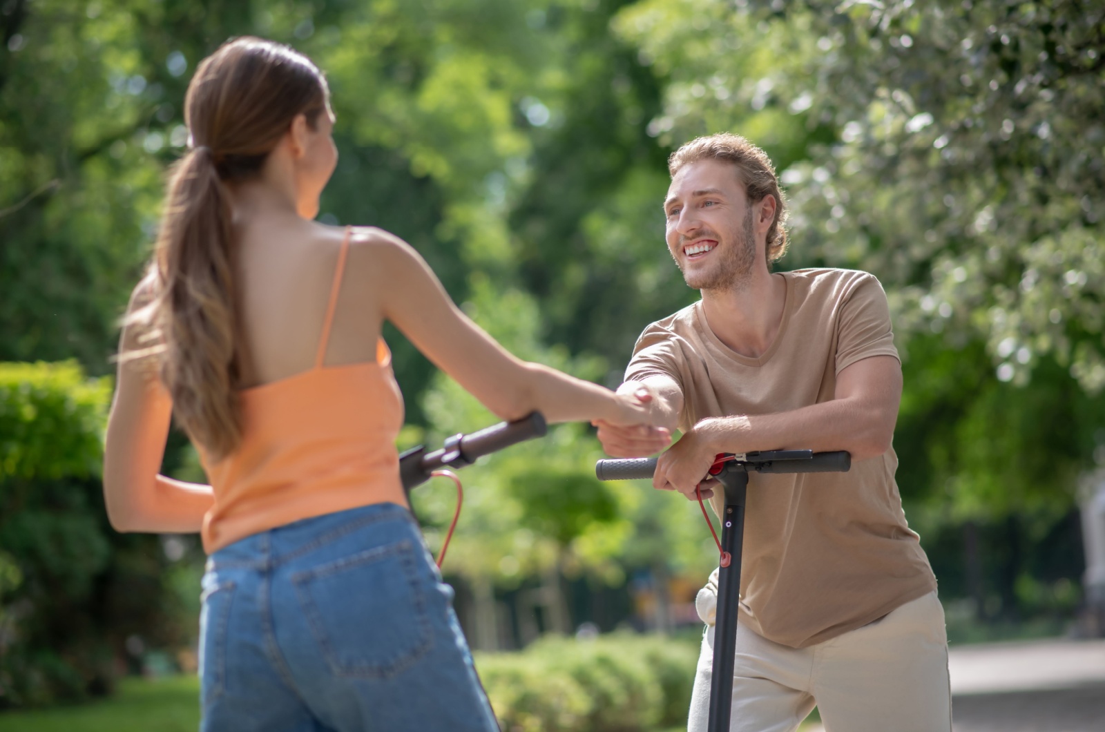 mann und frau auf scooter