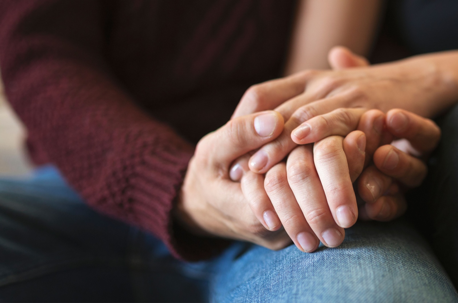 mann und frau halten haende