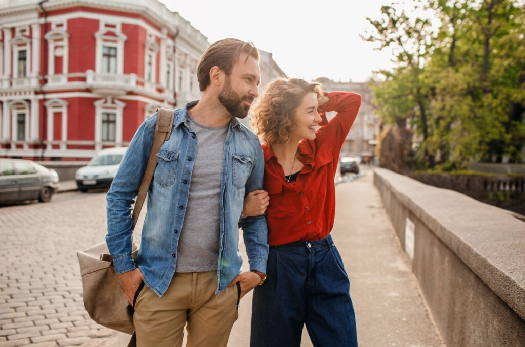 mann und frau in der stadt