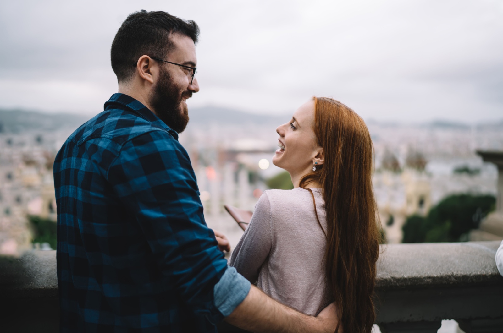 mann und frau lachen zusammen