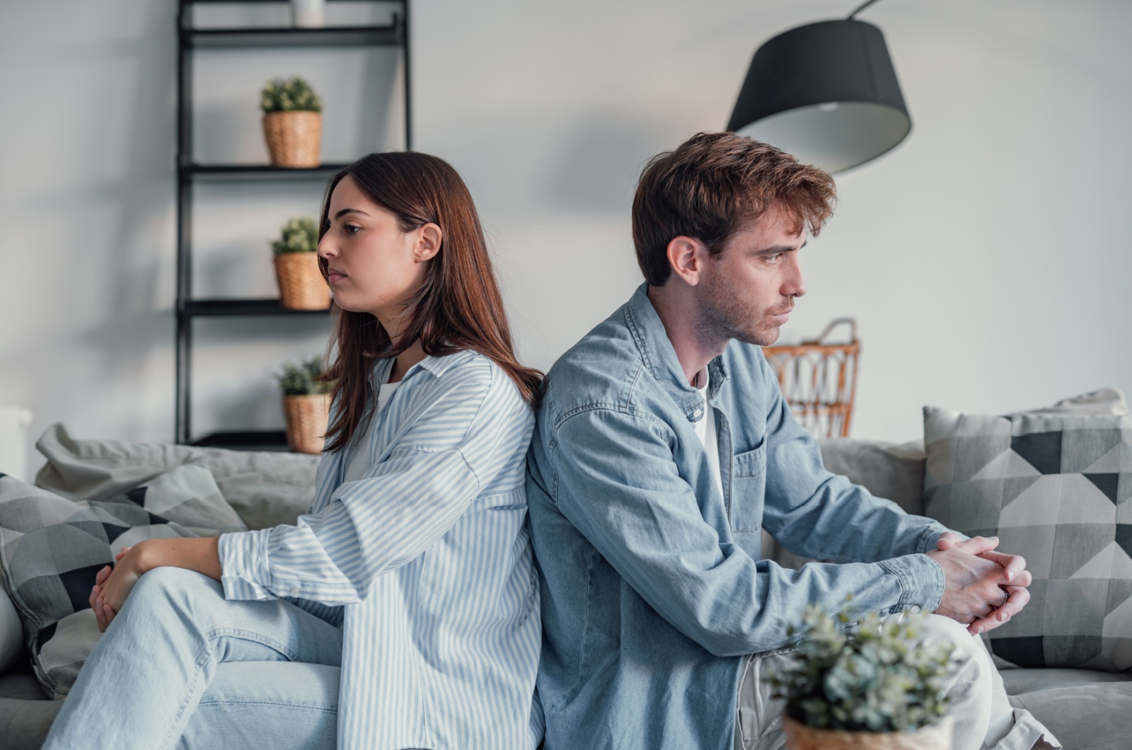 mann und frau ruecken an ruecken