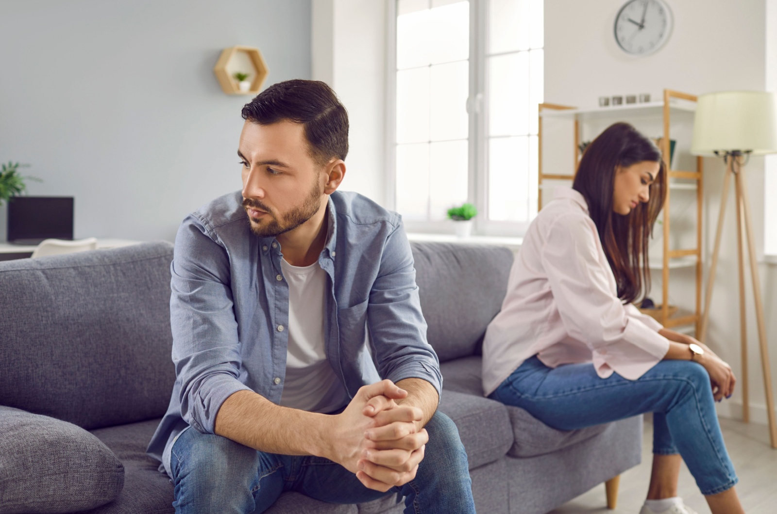 mann und frau sitzen weit auseinander