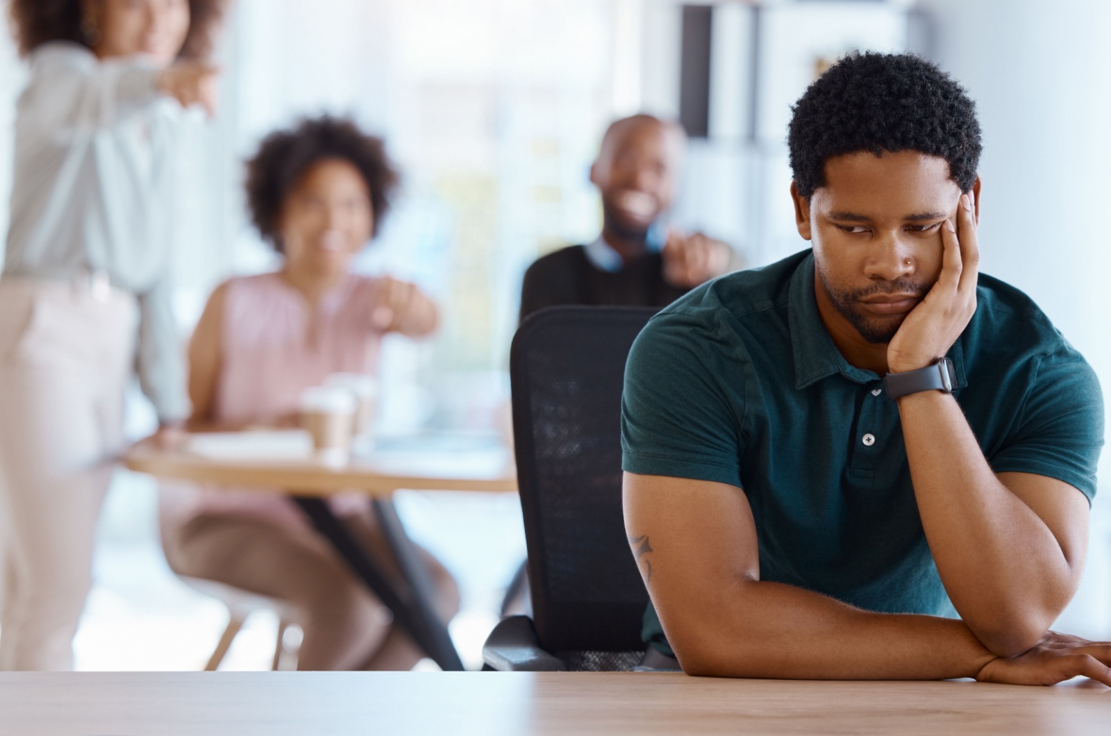 mann wird ausgelacht