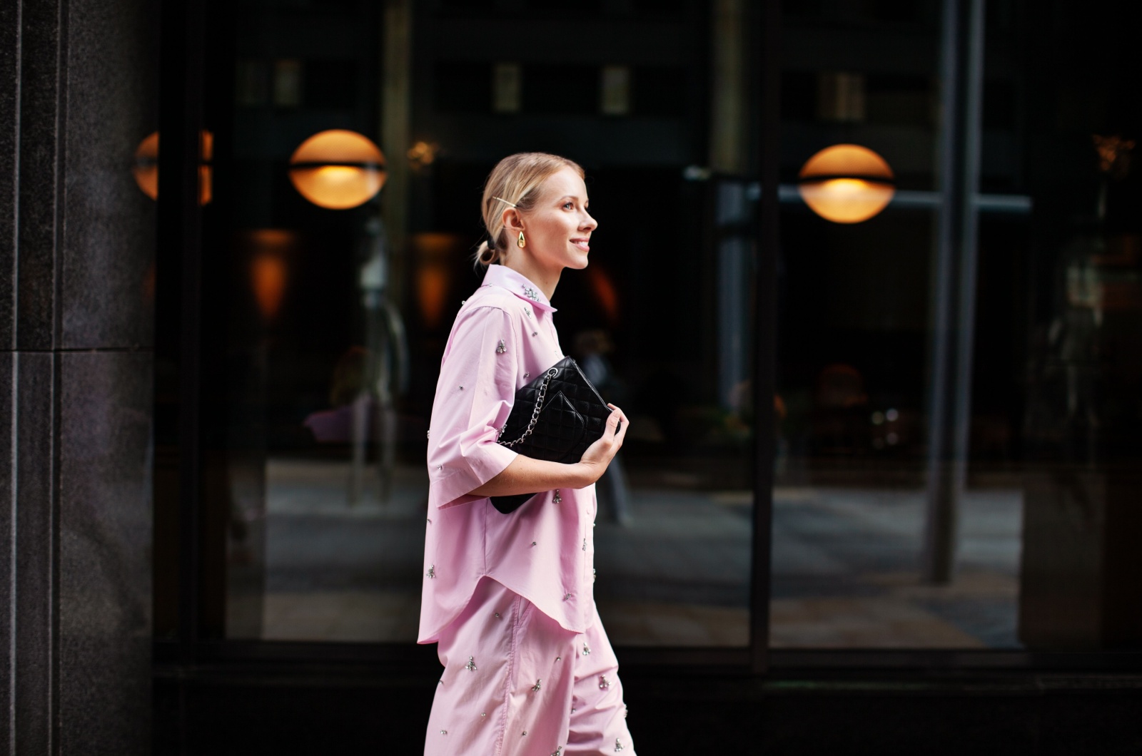 moderne frau im rosa