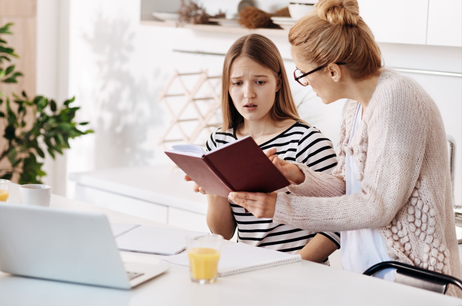 mutter kritisiert tochter