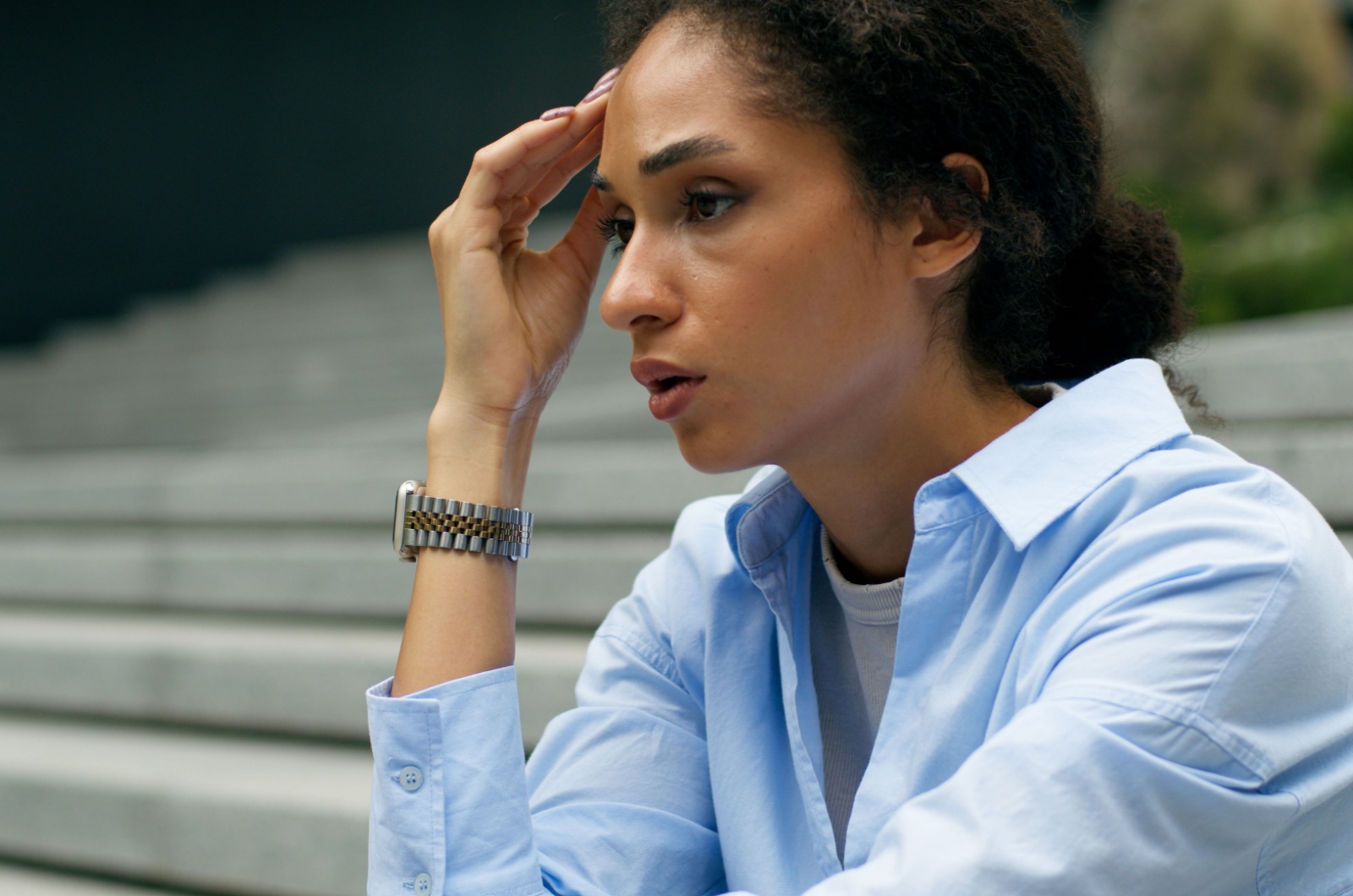 nachdenkliche erschoepfte frau