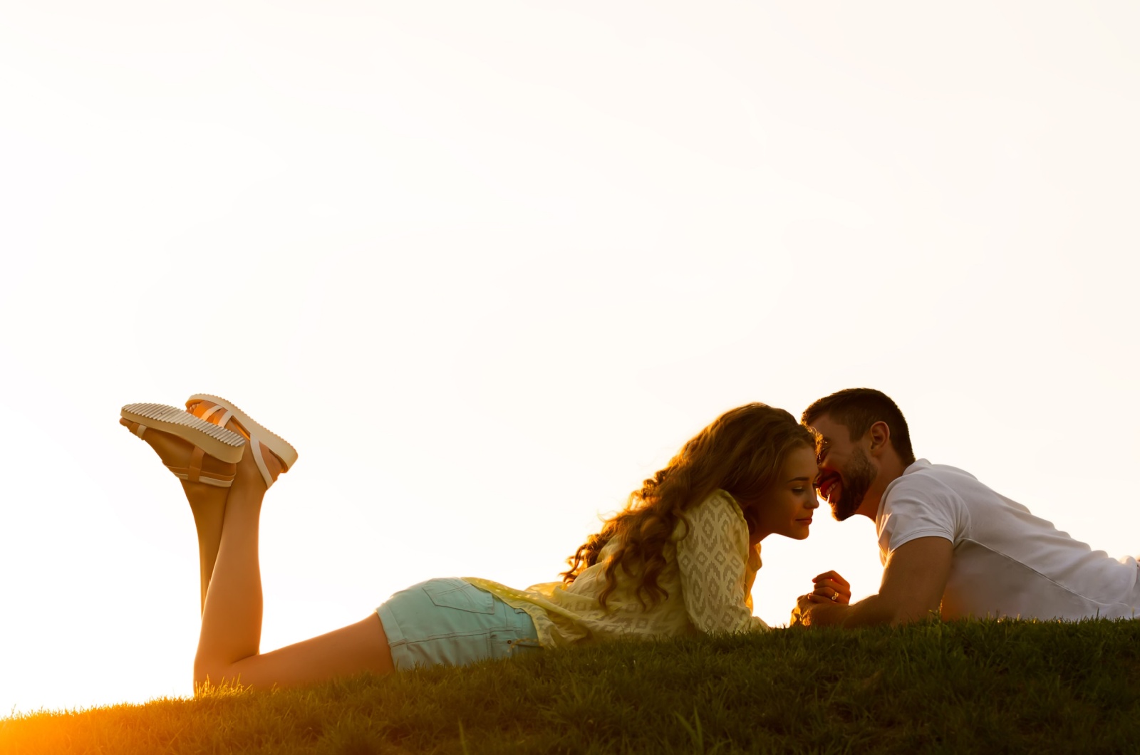 paar liegt auf wiese