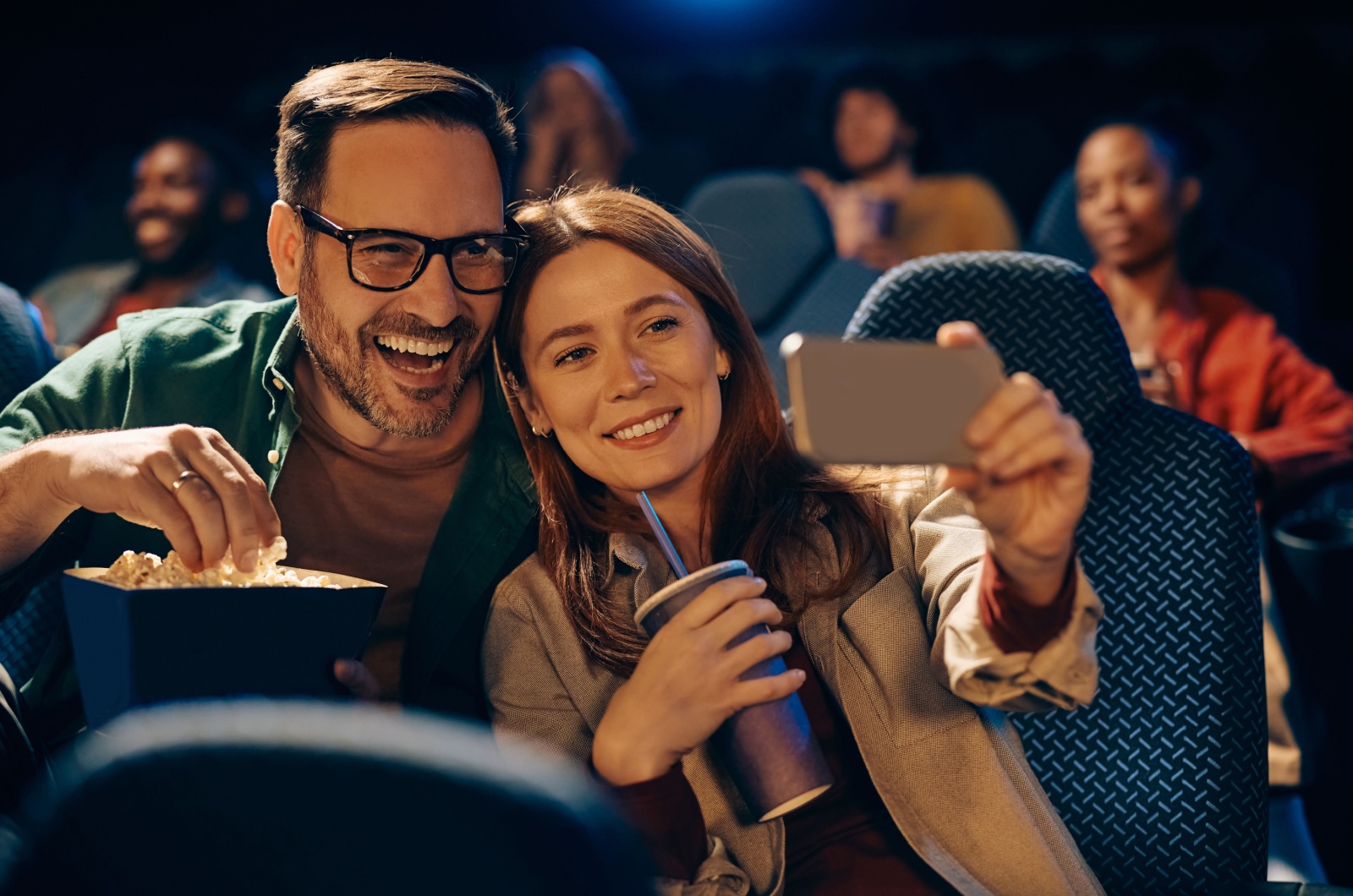 paar macht selfie im kino