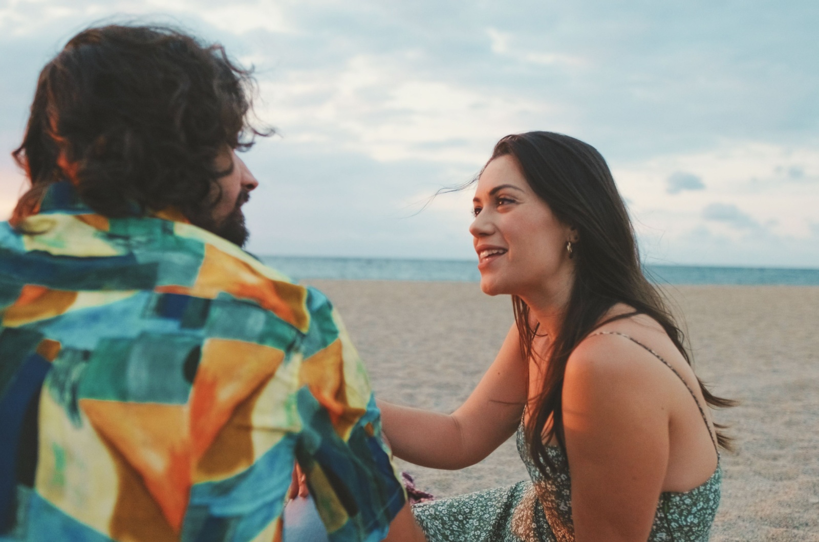 paar redet am strand
