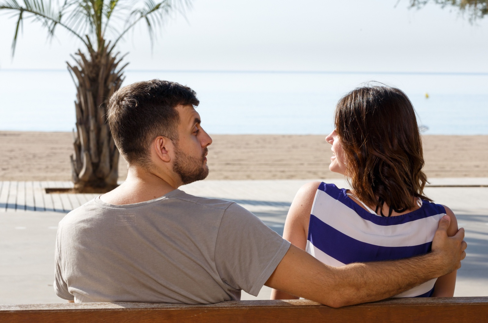 paar sitzt am strand