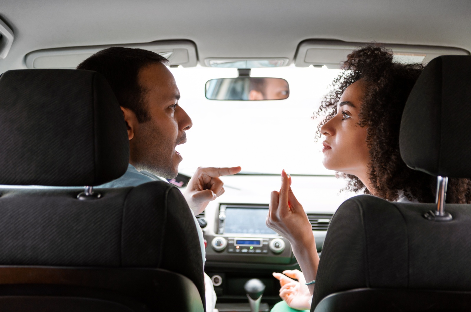 paar streitet im auto