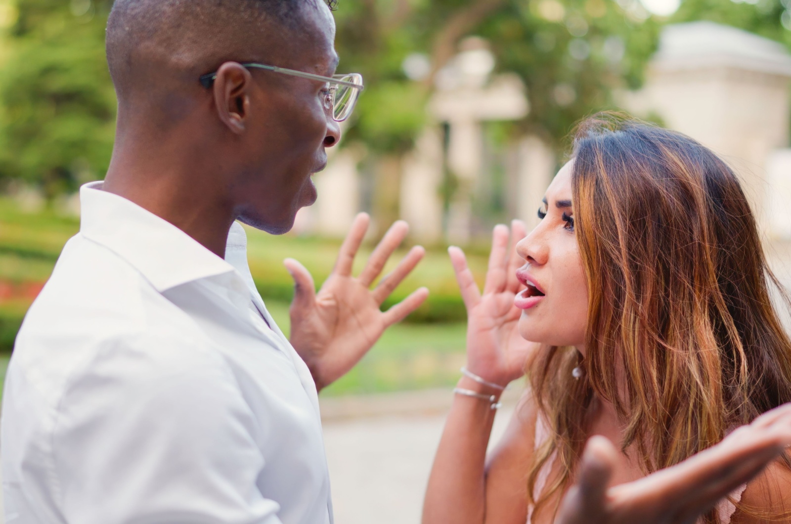 paar streitet sich auf der strasse