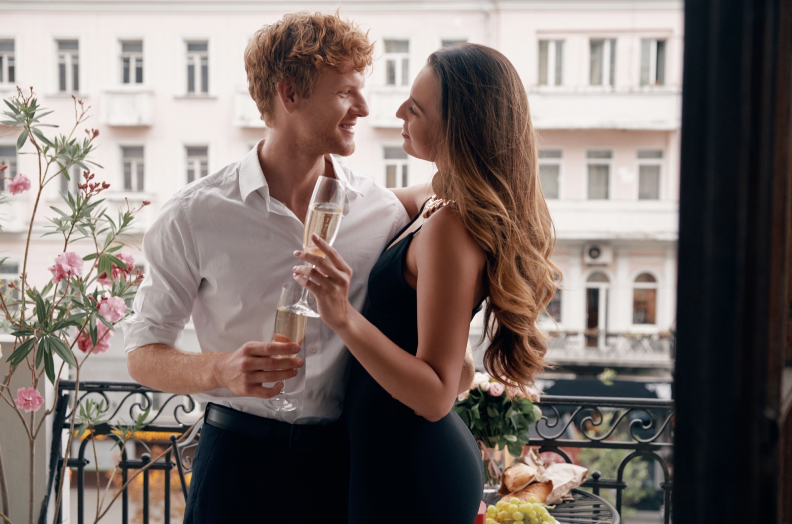 paar trinkt sekt auf balkon