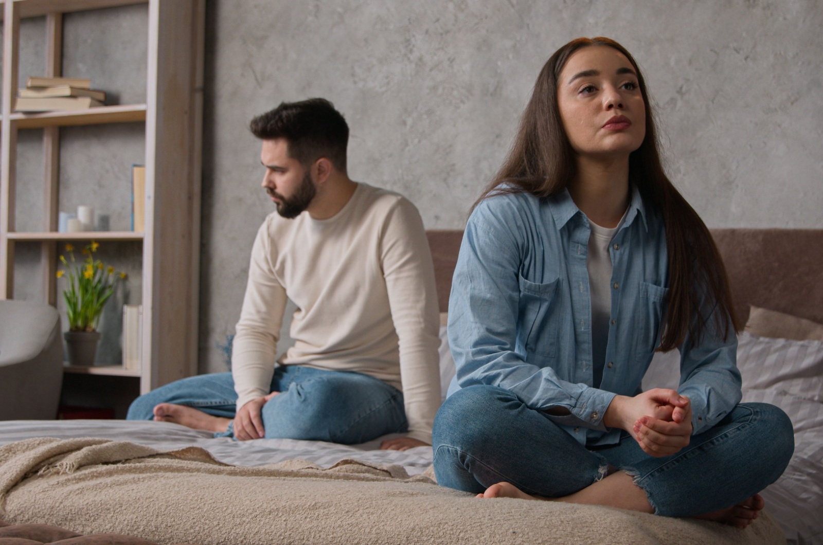 respektloser mann und traurige frau