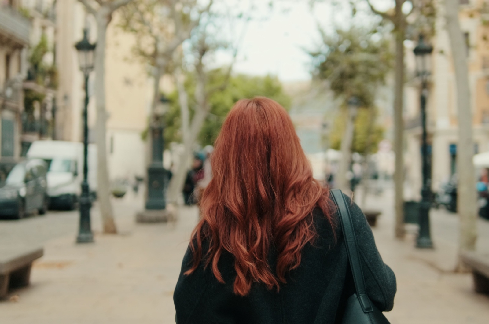 rothaarige frau laeuft