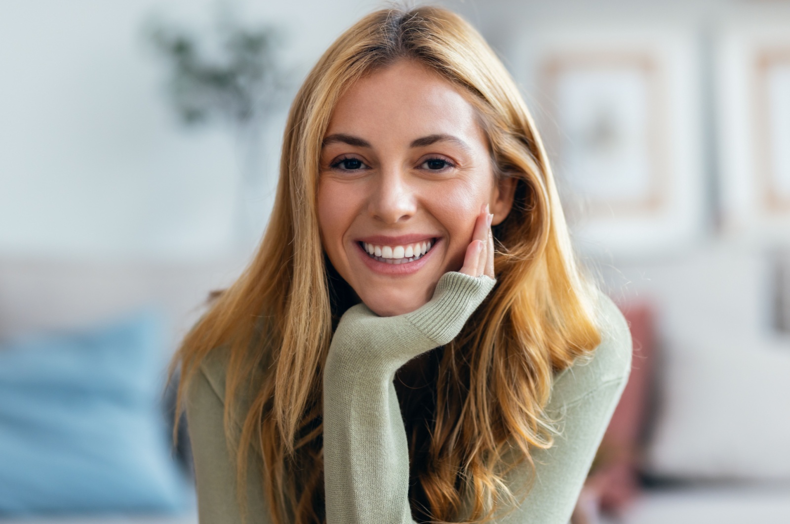 schoene frau laechelt