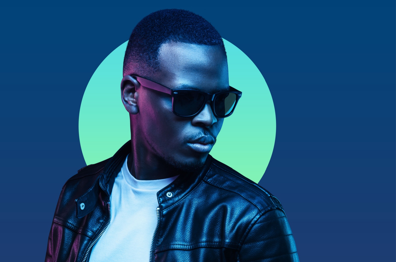 schwarzer mann mit brille