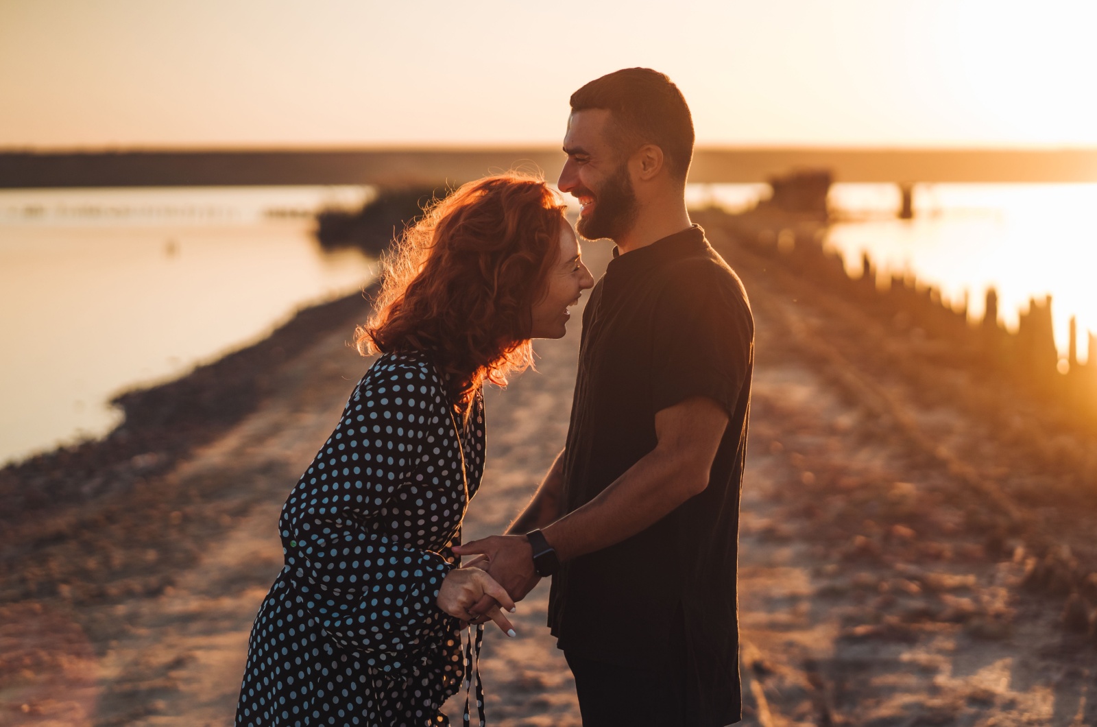 suesses paar lacht zusammen