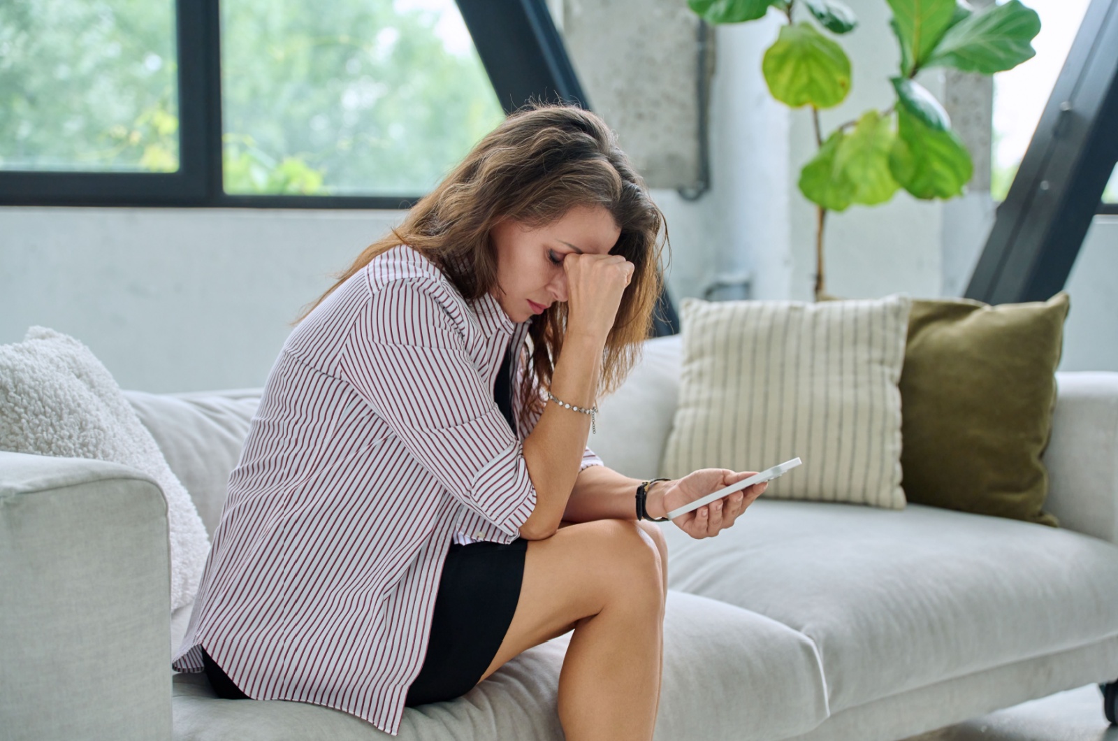 traurige frau mit handy