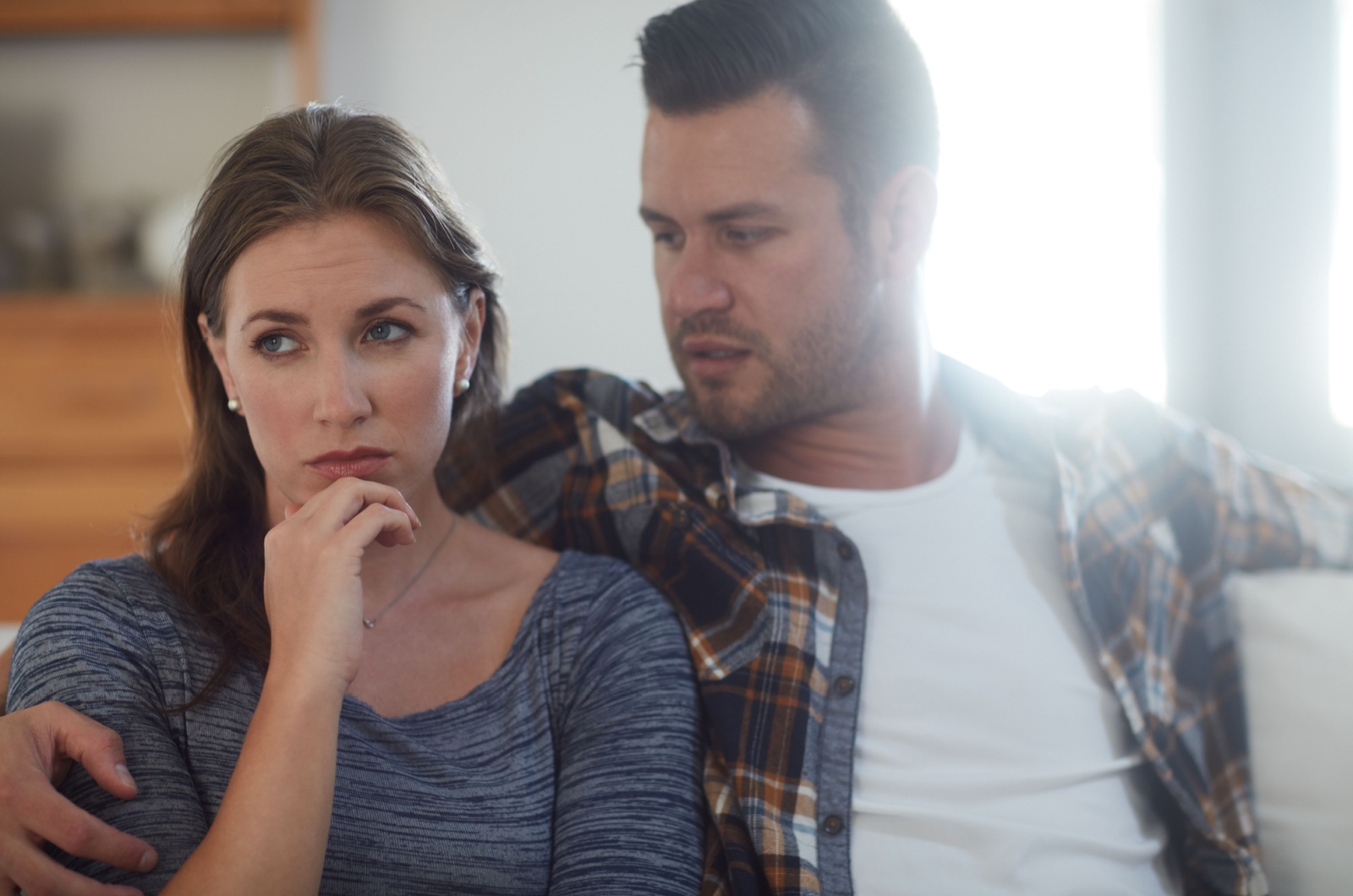 traurige frau sitzt neben mann