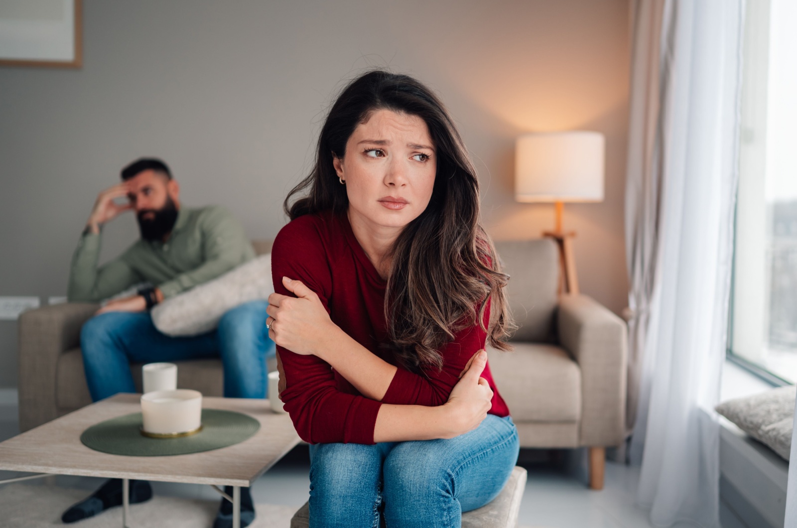 traurige frau und mann im hintergrund