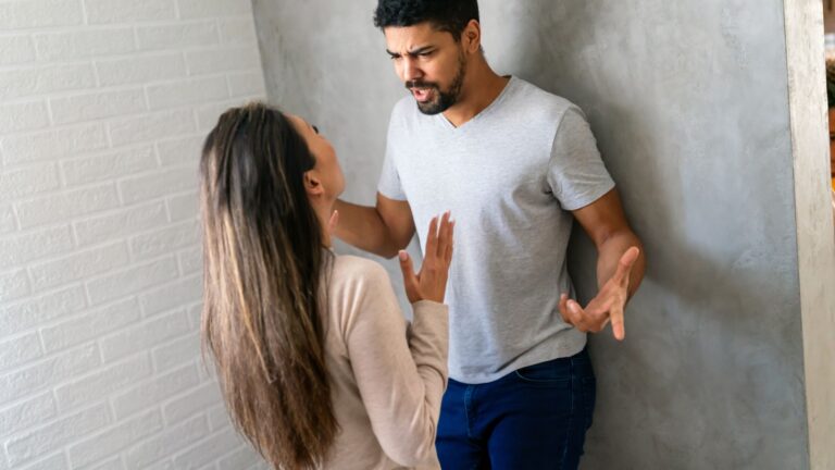 mann reagiert mit wut auf frau