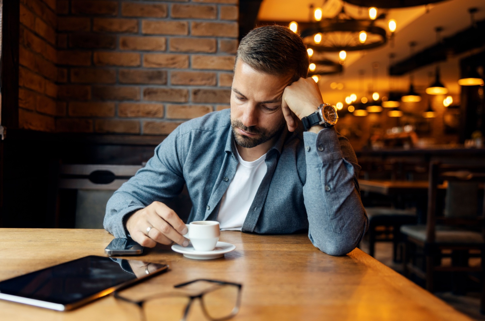 unsicherer mann trinkt kaffee