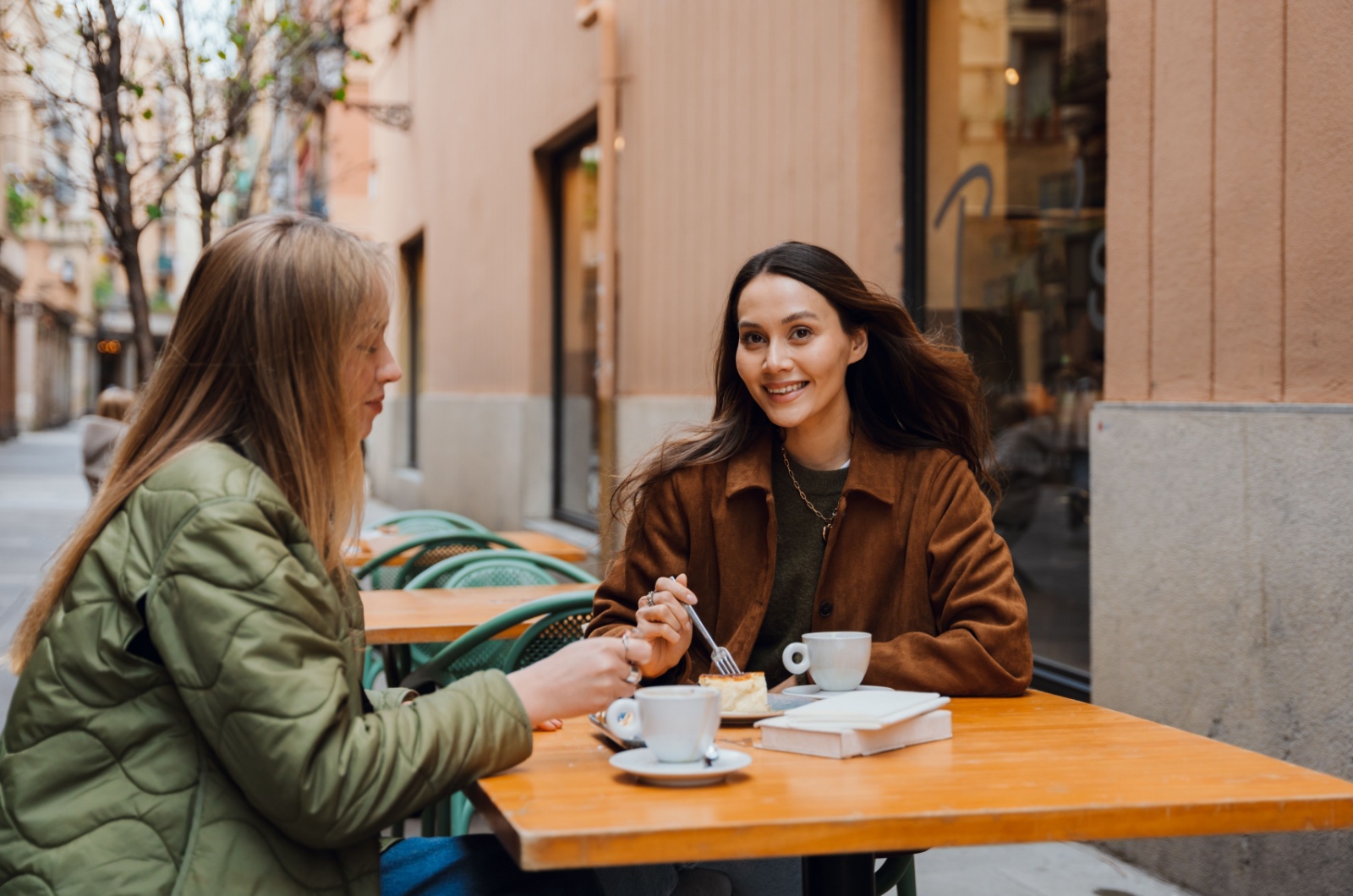 zwei frauen trinken kaffee