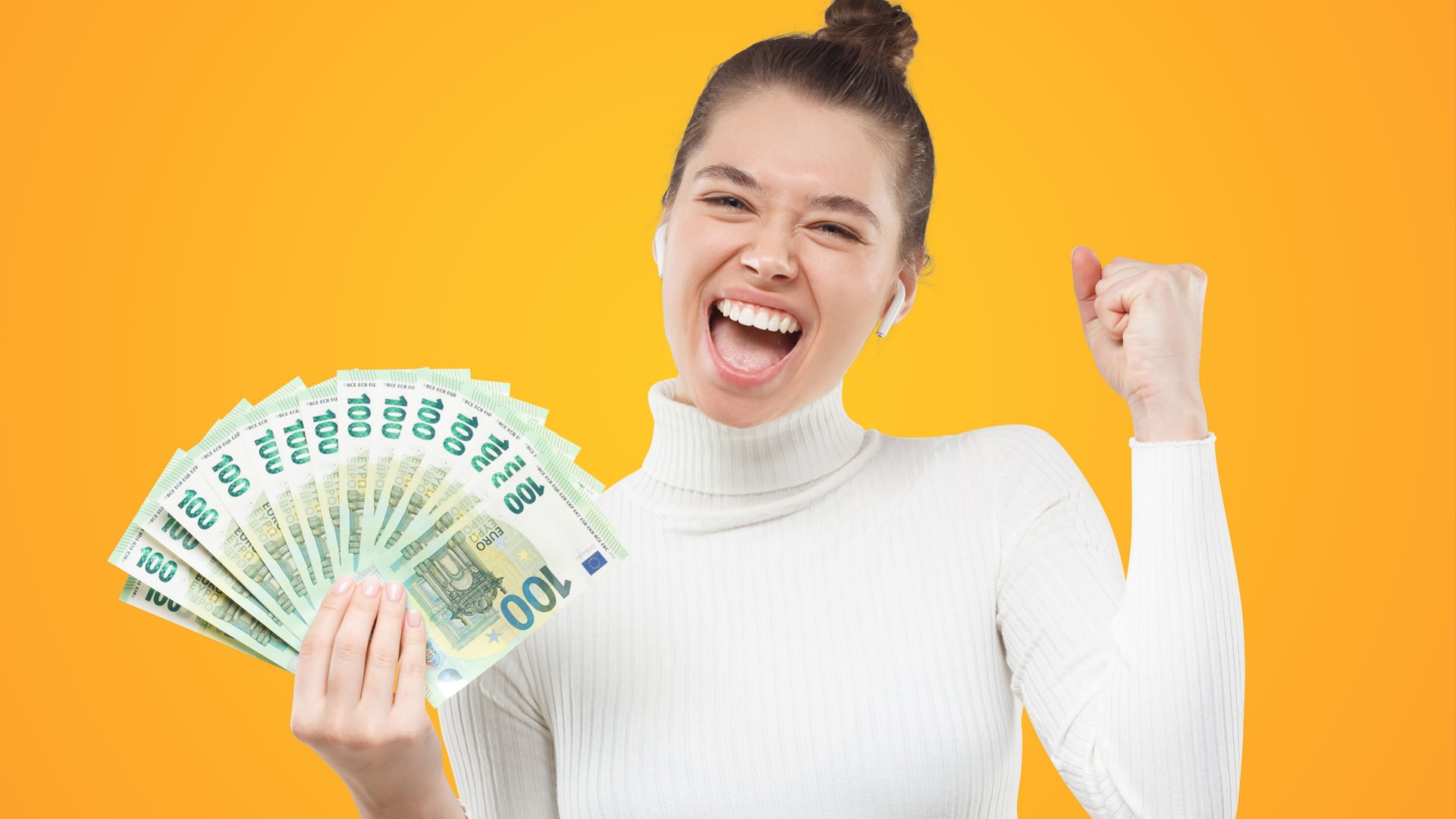 frau freut sich ueber geld
