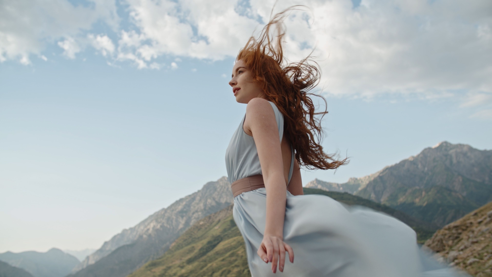 frau im wind