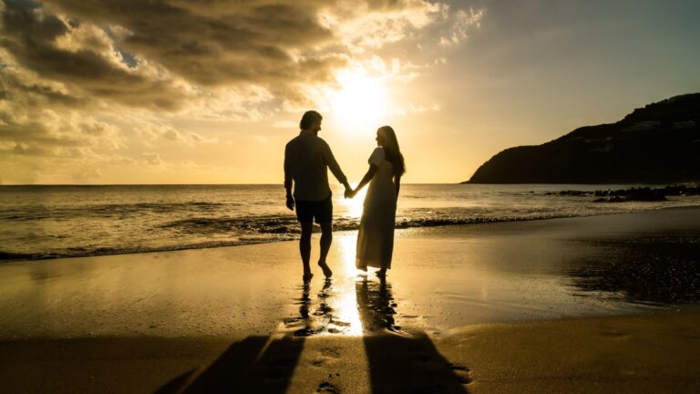 paar im sonnenuntergang am strand