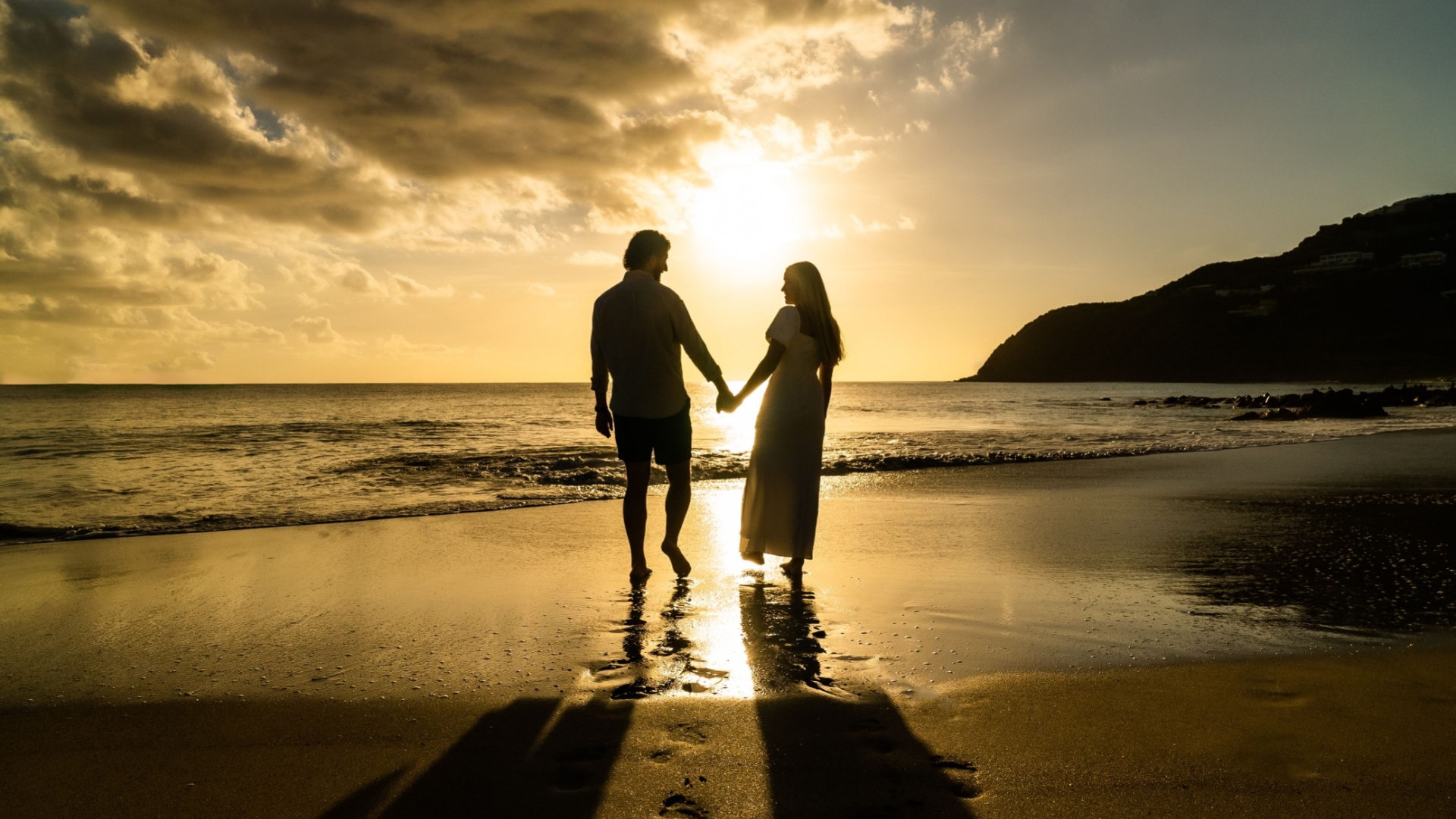 paar im sonnenuntergang am strand