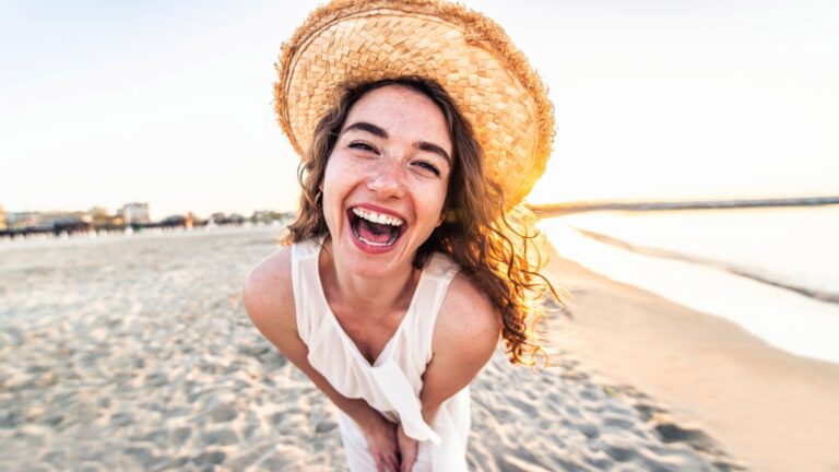 sommer lachen frau