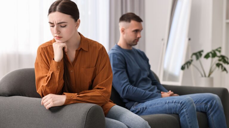 frau und mann schweigen
