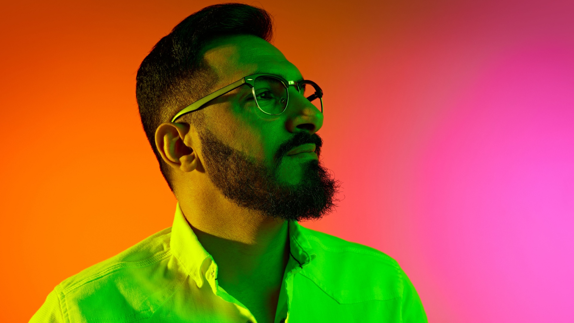 mann im neon licht